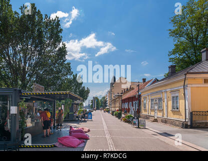 Läntinen Rantakatu, una via che corre lungo le rive del fiume Aura (Aurajoki) nel centro storico, Turku, Finlandia Foto Stock