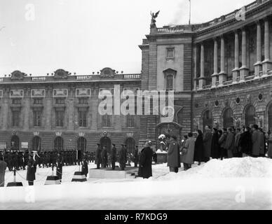 Il dopoguerra Vienna durante l'occupazione alleata changhing mensile della guardia a Vienna Austria presso il Palazzo Imperiale Hofburg di Vienna Wien nel 1947 Foto Stock