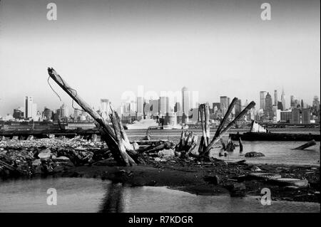 Vista attraverso il Fiume Hudson verso Manhattan nella città di New York STATI UNITI D'AMERICA 1968 Foto Stock