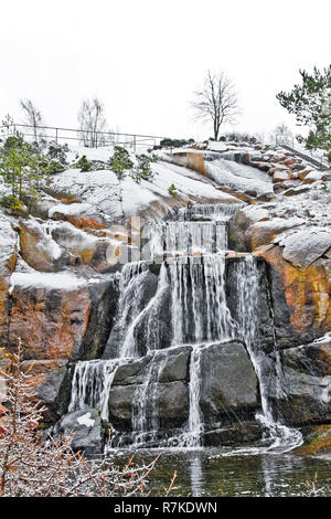 Una piccola cascata nel periodo invernale a Tallinn in Estonia. acqua scende sulle pietre in inverno meteo. Tallinn Foto Stock