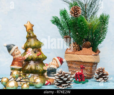 Cartolina di Natale decorazione. Albero di natale giocattolo con bambini vicino. Cartolina di Natale composizione. Foto Stock