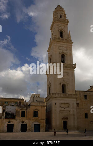 La torre della cattedrale, la Piazza del Duomo, Lecce, Puglia, Italia Foto Stock