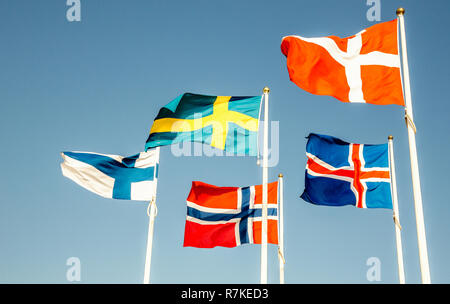 Danese, Svedese, islandese, Finlandese e Norvegese scandinavian bandiere sventolano sul vento in Helsinborg, Svezia Foto Stock