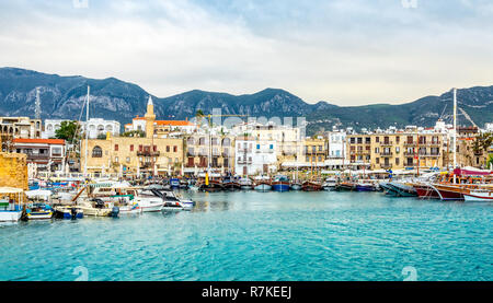 Kirenia centro storico, vista di marina con molti yacht e barche e le montagne sullo sfondo, Cipro del Nord Foto Stock