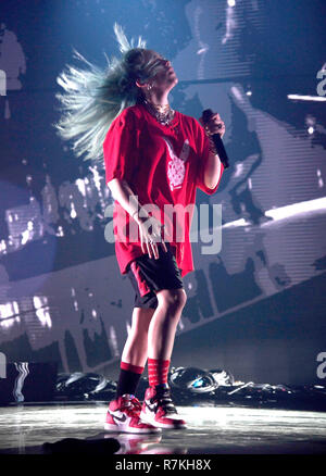 INGLEWOOD, CA - Dicembre 09: Billie Eilish esegue sul palco durante il KROQ Absolut quasi acustico di Natale 2018 presso il Forum su dicembre 9, 2018 a Inglewood, California. Foto: imageSPACE/MediaPunch Foto Stock