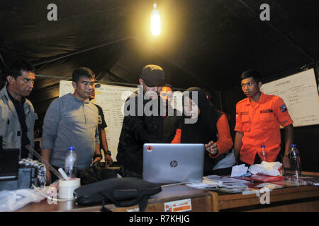9 dicembre 2018 - Bogor, West Java, Indonesia - Il sindaco di Bogor, Bima Arya (c) visto il coordinamento con il disastro officer (credito Immagine: © Adriana Adinandra/SOPA immagini via ZUMA filo) Foto Stock
