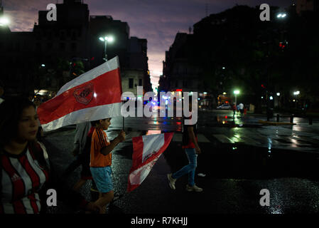 Buenos Aires, Argentina. 09Dec, 2018. River Plate fans in festa all'obelisco la vittoria della loro squadra di calcio, Buenos Aires, Argentina, domenica, 9 dicembre, 2018. L'Argentino River Plate ha sconfitto per il Boca Juniors di Argentina il gioco della finale della Copa Libertadores del 2018 nello stadio Santiago Bernabeu di Madrid Spagna. Credito: Mario De Fina/FotoArena/Alamy Live News Foto Stock