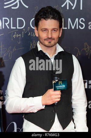 Macao, Cina. 10 dic 2018. Direttore inglese Barnaby Southcombe passeggiate il tappeto rosso prima della proiezione del suo film "carborough" presso il Festival Internazionale del Film e di premi di Macao 2018. Jayne Russell/Alamy Live News Credito: Jayne Russell/Alamy Live News Foto Stock