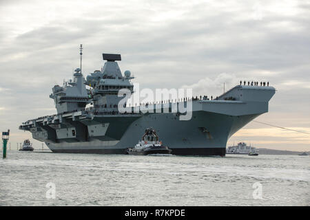 Il porto di Portsmouth, Regno Unito. 10 dic 2018. HMS Queen Elizabeth arriva a casa a Portsmouth per Natale. Linea di equipaggio i ponti con la procedura alpha. Credito: David Robinson/Alamy Live News Foto Stock