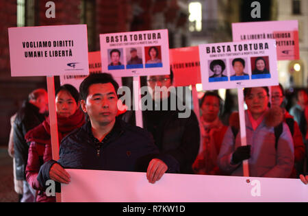 Foto Stefano Porta - LaPresse 10/12/2018 Milano ( Italia ) Fiaccolata &#x2019;Diritti a testa alta&#x2019; organizzata da&#xa0; la Caritas di Amnesty International Emergency per i 70 anni della Dichiarazione universale dei diritti&#xa0; Umani in Piazza Scala Nella foto: Protesta cinesi Foto Stock