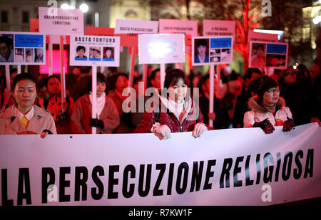 Foto Stefano Porta - LaPresse 10/12/2018 Milano ( Italia ) Fiaccolata &#x2019;Diritti a testa alta&#x2019; organizzata da&#xa0; la Caritas di Amnesty International Emergency per i 70 anni della Dichiarazione universale dei diritti&#xa0; Umani in Piazza Scala Nella foto: Protesta cinesi Foto Stock