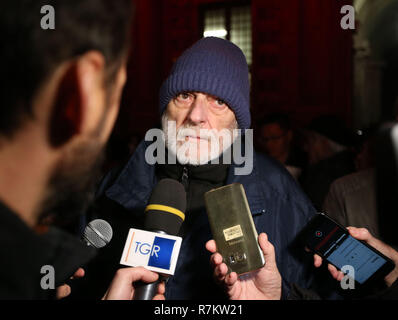 Foto Stefano Porta - LaPresse 10/12/2018 Milano ( Italia ) Fiaccolata &#x2019;Diritti a testa alta&#x2019; organizzata da&#xa0; la Caritas di Amnesty International Emergency per i 70 anni della Dichiarazione universale dei diritti&#xa0; Umani in Piazza Scala Nella foto: Gino Strada Foto Stock