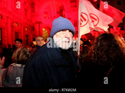 Foto Stefano Porta - LaPresse 10/12/2018 Milano ( Italia ) Fiaccolata &#x2019;Diritti a testa alta&#x2019; organizzata da&#xa0; la Caritas di Amnesty International Emergency per i 70 anni della Dichiarazione universale dei diritti&#xa0; Umani in Piazza Scala Nella foto: Gino Strada Foto Stock