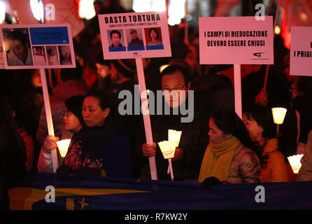 Foto Stefano Porta - LaPresse 10/12/2018 Milano ( Italia ) Fiaccolata &#x2019;Diritti a testa alta&#x2019; organizzata da&#xa0; la Caritas di Amnesty International Emergency per i 70 anni della Dichiarazione universale dei diritti&#xa0; Umani in Piazza Scala Nella foto: Protesta cinesi Foto Stock