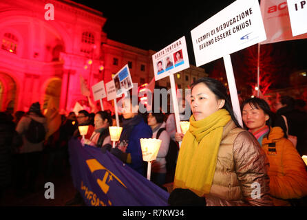 Foto Stefano Porta - LaPresse 10/12/2018 Milano ( Italia ) Fiaccolata &#x2019;Diritti a testa alta&#x2019; organizzata da&#xa0; la Caritas di Amnesty International Emergency per i 70 anni della Dichiarazione universale dei diritti&#xa0; Umani in Piazza Scala Nella foto: Protesta cinesi Foto Stock