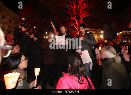 Foto Stefano Porta - LaPresse 10/12/2018 Milano ( Italia ) Fiaccolata &#x2019;Diritti a testa alta&#x2019; organizzata da&#xa0; la Caritas di Amnesty International Emergency per i 70 anni della Dichiarazione universale dei diritti&#xa0; Umani in Piazza Scala Nella foto: un momento della manifestazione Foto Stock