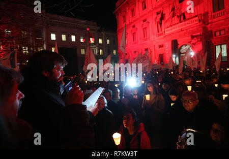 Foto Stefano Porta - LaPresse 10/12/2018 Milano ( Italia ) Fiaccolata &#x2019;Diritti a testa alta&#x2019; organizzata da&#xa0; la Caritas di Amnesty International Emergency per i 70 anni della Dichiarazione universale dei diritti&#xa0; Umani in Piazza Scala Nella foto: Piefrancesco Majorino Foto Stock