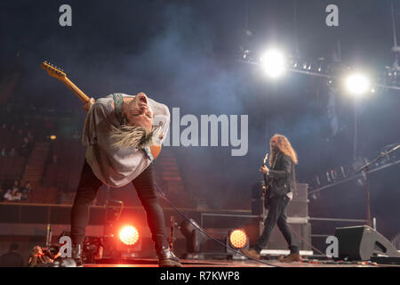 Inglewood, California, Stati Uniti d'America. L'8 dicembre, 2018. JOSH KATZ e JOEY MORROW di Badflower durante il KROQ Absolut quasi acustico Concerto di Natale in occasione del Forum. Credito: Daniel DeSlover/ZUMA filo/Alamy Live News Foto Stock