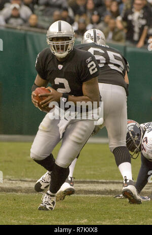 Oakland, la California, Stati Uniti d'America. 2 dicembre, 2007. I raider di Oakland quarterback JaMarcus Russell #2 Domenica, 2 dicembre 2007, a Oakland-Alameda County Coliseum a Oakland, in California. I raider hanno sconfitto i Broncos 34-20. Credito: Al di Golub/ZUMA filo/Alamy Live News Foto Stock