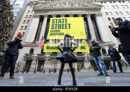 New York, Stati Uniti d'America. 10 dic 2018. "Fearless Girl' è visto sulla strada di fronte al New York Stock Exchange di New York, Stati Uniti, Dic 10, 2018. "Fearless Girl", una celebre statua in bronzo che si trova a New York quartiere finanziario della città, è stato presentato presso la sua nuova casa di fronte al New York Stock Exchange (NYSE) lunedì mattina. "Fearless Girl' è stato installato per la prima volta faccia a faccia con la mitica "Ricarica Bull' statua al Bowling Green Park in Lower Manhattan. Credito: Xinhua/Alamy Live News Foto Stock