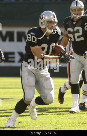 Oakland, la California, Stati Uniti d'America. Xi Nov, 2007. Oakland Raiders manualmente l'estremità Zach Miller #80 viene eseguito dopo il passaggio di Domenica, 11 novembre 2007, a Oakland-Alameda County Coliseum a Oakland, in California. La porta ha sconfitto i raider 17-6. Credito: Al di Golub/ZUMA filo/Alamy Live News Foto Stock