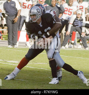 Oakland, la California, Stati Uniti d'America. 4 Novembre, 2007. Houston Texans tackle difensivo Amobi Okoye #91 sacchi Oakland Raiders quarterback Josh McCown #12, domenica 4 novembre, 2007, a Oakland-Alameda County Coliseum a Oakland, in California. I Texans sconfitto i raider 24-17. Credito: Al di Golub/ZUMA filo/Alamy Live News Foto Stock