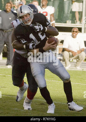 Oakland, la California, Stati Uniti d'America. 4 Novembre, 2007. Houston Texans tackle difensivo Amobi Okoye #91 sacchi Oakland Raiders quarterback Josh McCown #12, domenica 4 novembre, 2007, a Oakland-Alameda County Coliseum a Oakland, in California. I Texans sconfitto i raider 24-17. Credito: Al di Golub/ZUMA filo/Alamy Live News Foto Stock