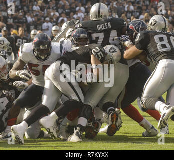 Oakland, la California, Stati Uniti d'America. 4 Novembre, 2007. Oakland Raiders running back Justin Fargas #25 passano attraverso la pila di giocatori di Domenica, 4 novembre 2007, a Oakland-Alameda County Coliseum a Oakland, in California. I Texans sconfitto i raider 24-17. Credito: Al di Golub/ZUMA filo/Alamy Live News Foto Stock