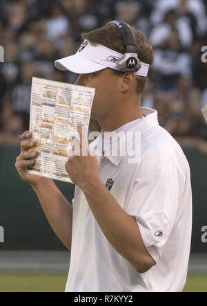 Oakland, la California, Stati Uniti d'America. 4 Novembre, 2007. Raider Head Coach Lane Kiffin Domenica, 4 novembre 2007, a Oakland-Alameda County Coliseum a Oakland, in California. I Texans sconfitto i raider 24-17. Credito: Al di Golub/ZUMA filo/Alamy Live News Foto Stock