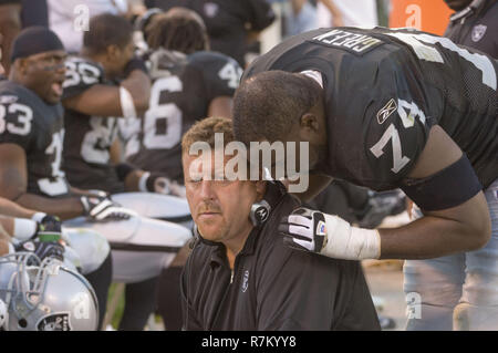 Oakland, la California, Stati Uniti d'America. 4 Novembre, 2007. Oakland Raiders offensive affrontare Cornell verde n. 74 parla di Coach Tom cavo su Domenica, 4 novembre 2007, a Oakland-Alameda County Coliseum a Oakland, in California. I Texans sconfitto i raider 24-17. Credito: Al di Golub/ZUMA filo/Alamy Live News Foto Stock