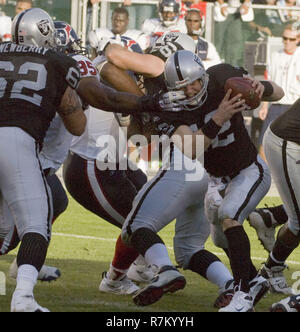 Oakland, la California, Stati Uniti d'America. 4 Novembre, 2007. I raider di Oakland quarterback Josh McCown #12 ottenere catturati dalla texans di Domenica, 4 novembre 2007, a Oakland-Alameda County Coliseum a Oakland, in California. I Texans sconfitto i raider 24-17. Credito: Al di Golub/ZUMA filo/Alamy Live News Foto Stock