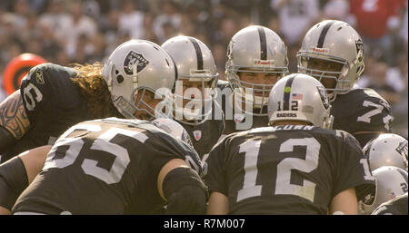Oakland, la California, Stati Uniti d'America. 4 Novembre, 2007. Linea offensiva ascoltare quarterback Josh McCown #12 in huddle la domenica, 4 novembre 2007, a Oakland-Alameda County Coliseum a Oakland, in California. I Texans sconfitto i raider 24-17. Credito: Al di Golub/ZUMA filo/Alamy Live News Foto Stock