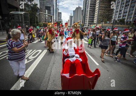 Sao Paulo, Brasile. 10 dic 2018. Natale FLASHMOB - personaggi natalizi eseguiti attraverso le strade di Sao Paulo durante il Natale flash mob. Credito: Cris Faga/ZUMA filo/Alamy Live News Foto Stock