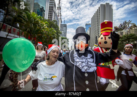 Sao Paulo, Brasile. 10 dic 2018. Natale FLASHMOB - personaggi natalizi eseguiti attraverso le strade di Sao Paulo durante il Natale flash mob. Credito: Cris Faga/ZUMA filo/Alamy Live News Foto Stock