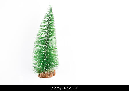 Un bellissimo albero di Natale su sfondo bianco Foto Stock