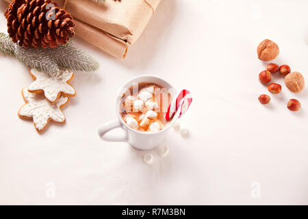 Natale con cacao marshmallows, candy cane, cookie e altre decorazioni su sfondo bianco Foto Stock