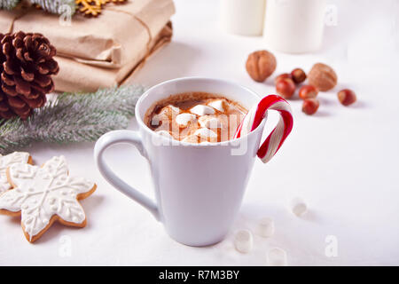 Natale con cacao marshmallows, candy cane, cookie e altre decorazioni su sfondo bianco Foto Stock