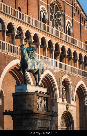 Equestre statua in bronzo di Gattamealta in piazza del Santo a Padova Italia Foto Stock