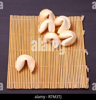 Il cinese fortune cookie con predizione sul tavolo di legno Foto Stock