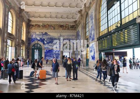 PORTO, Portogallo - 24 Maggio 2018: persone visitare Sao Bento dalla stazione di Porto, Portogallo. La stazione ferroviaria risale al 1864 ed è uno dei principale stazione sta Foto Stock