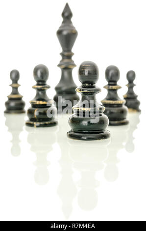 Vecchia figura di scacchi. Re Nero protetto da pegni. Foto Stock