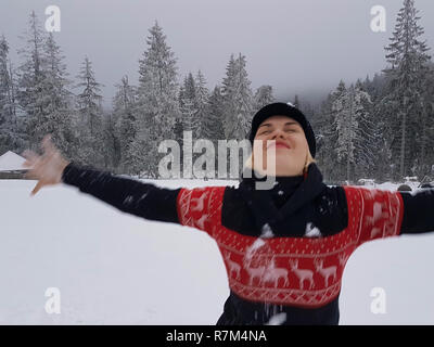 Felice periodo invernale. Ben vestito godendo l'inverno Foto Stock