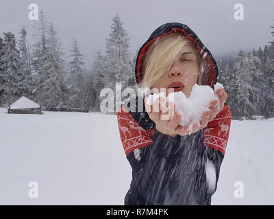 Felice periodo invernale. Ben vestito godendo l'inverno Foto Stock