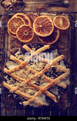 Mercatino di Natale di semi di papavero la torta su sfondo di legno, close up vista vintage Foto Stock