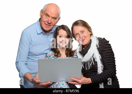 Famiglia riunita intorno a un notebook Foto Stock