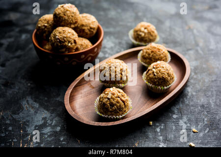 Avena laddu Ladoo o noto anche come proteina di sfere di energia. servita in un piattello o bicchierino. messa a fuoco selettiva Foto Stock