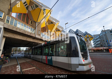 Pubblica il tram passa nella parte anteriore del case cubiche di Rotterdam Paesi Bassi Foto Stock