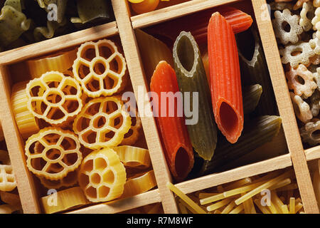 Vista dall'alto su vari pasta in una scatola di legno Foto Stock