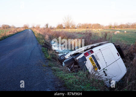 Dicembre 2018 - Old Ford van si è schiantato in un invaso il fosso di drenaggio vicino a Glastonbury nelle zone rurali del Somerset, Inghilterra. Foto Stock