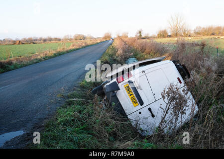 Dicembre 2018 - Old Ford van si è schiantato in un invaso il fosso di drenaggio vicino a Glastonbury nelle zone rurali del Somerset, Inghilterra. Foto Stock